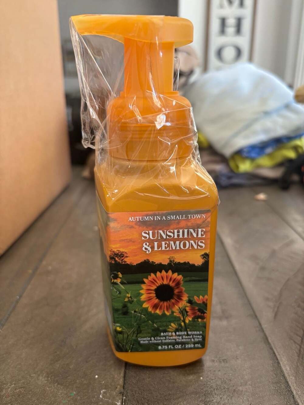 Bath & Body Works Sunshine & Lemons Gentle Foaming Hand Soap Size 8.75 fl oz